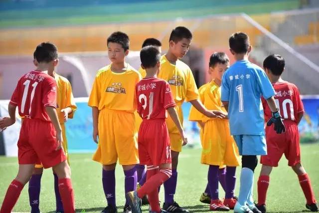 詹姆斯三双克内克特20+8 湖人大胜马刺止3连败